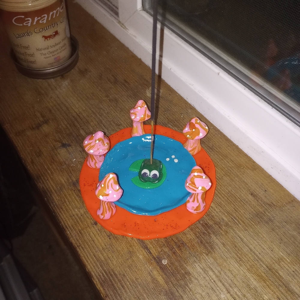 Froggy mushroom insence holder